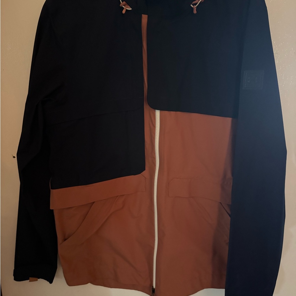 New never worn Under Armour unisex Black and dusty rose Windbreaker